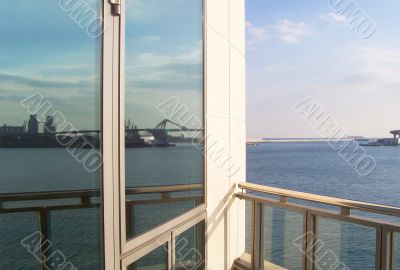 Kind on Barcelonian port