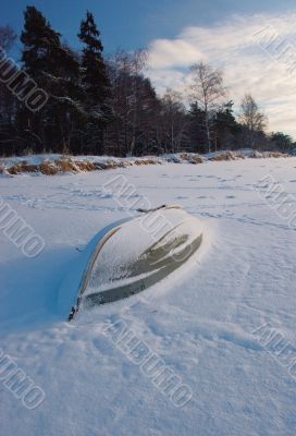 The thrown old boat on snow I protect