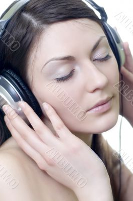 brunette in headphones listens to music