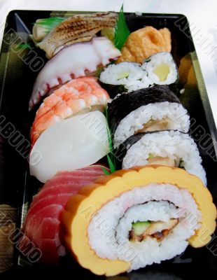 Lunch box without chopsticks