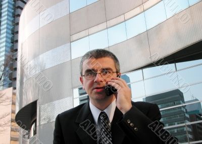 Phone discussion in a city