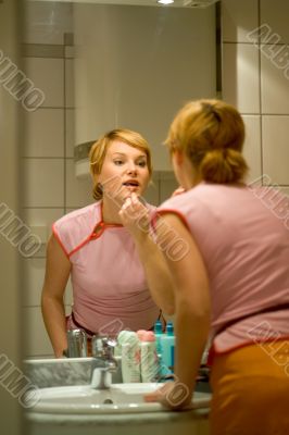 frau schminkt sich | woman is putting make up on