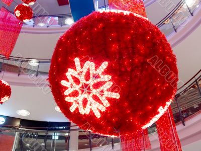 Celebratory christmas ornament with spheres