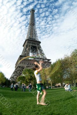 artist at eiffel tower