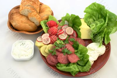 Fresh food plate with rollbread