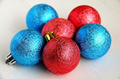 Red and blue christmas blubs
