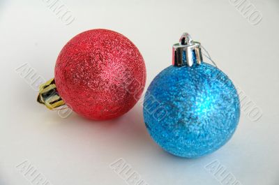 Red and blue christmas bulbs