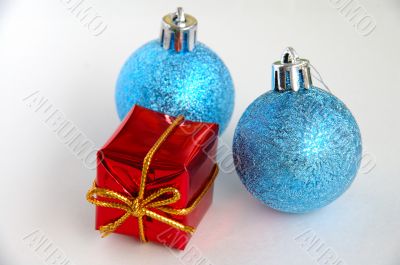 Two christmas bulbs and gift