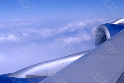 Airplane wing