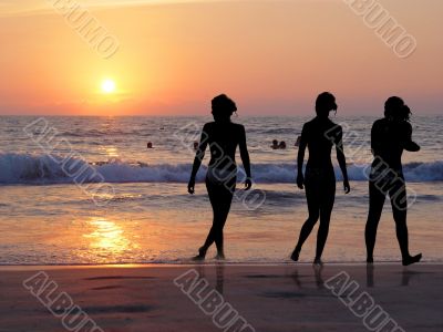 3 girls at the beach
