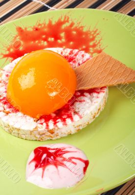 Dessert with peach, cracker and cream