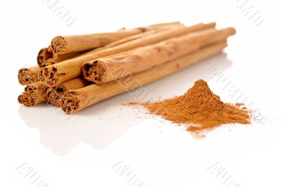 Sticks and powder of cinnamon