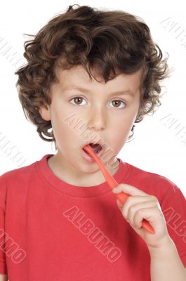 child cleaning the teeth