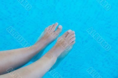 feet refreshing in swimming pool