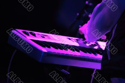 Synthesizer keyboard