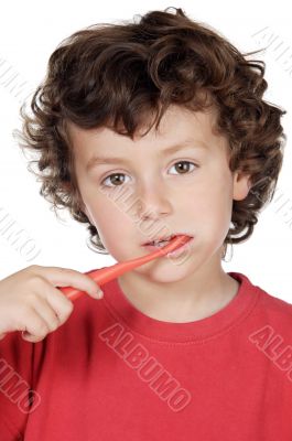 child cleaning the teeth