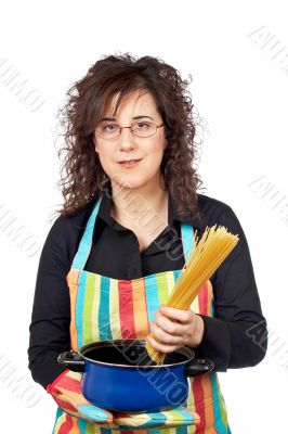 Housewife who introduces a spaghetti in the pan