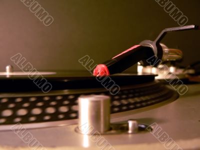 dj turntable needle on record