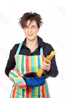 Housewife who introduces a spaghetti in the pan