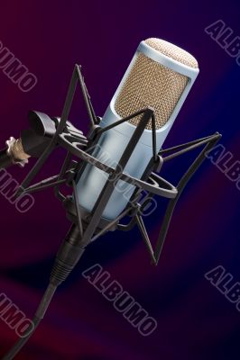 Mic on stage 2 Mic on stage 2