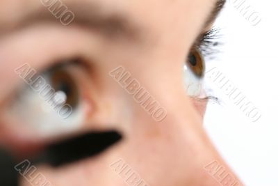 Applying mascara