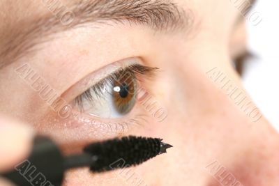 Applying mascara