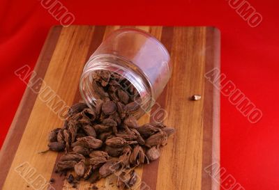 Black cardamon pods and seeds