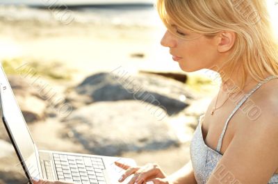 outdoor picture of blond with laptop