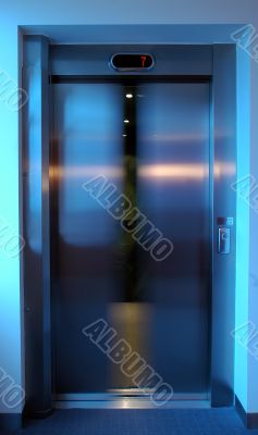 closing elevator closing elevator