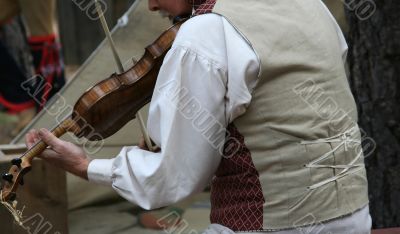 Fiddler, in 19th century western outfit