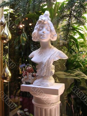 Sculpture of girl in the shop window of the store