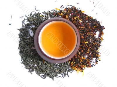 A mix green, black and flower tea