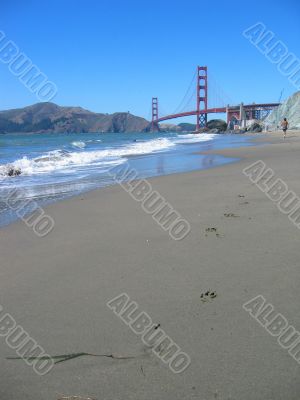 Golden Gate Bridge beach view