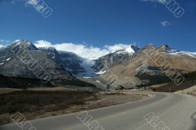 Visitor center, Mountains and lateral moraine