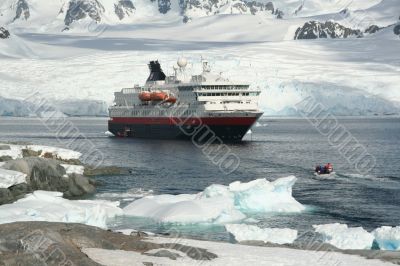 Cruise ship, landing party