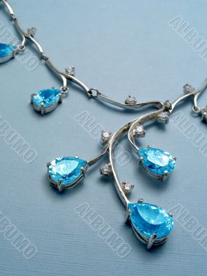 Necklace with sapphires