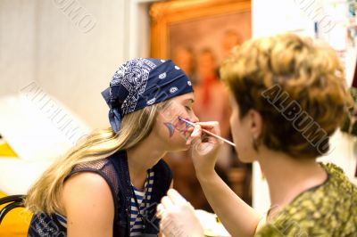 Preparing make up to actress before scene: Brush