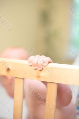 Baby hold bed grating by hand