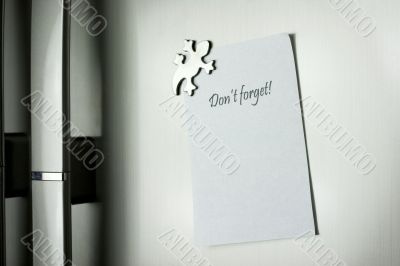 Post-it on fridge that spells don`t forget