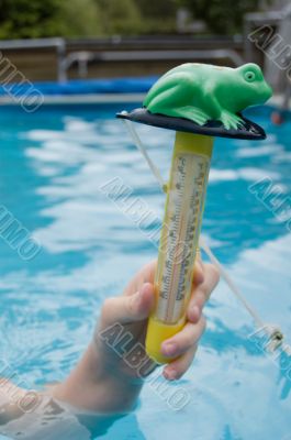 hand is holding a water temperature