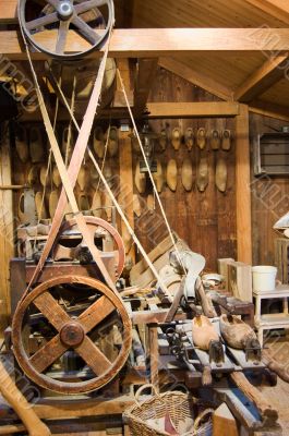 wooden shoes machine