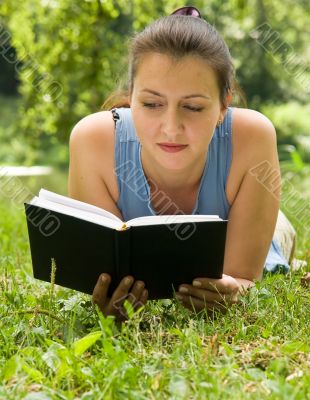 girl reads the book