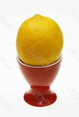 Whole lemon in cup