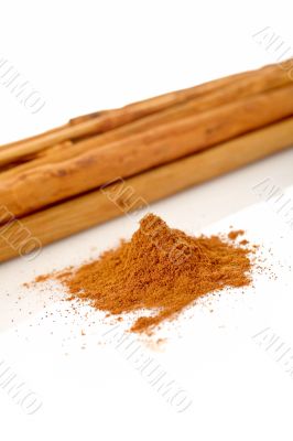Sticks and powder of cinnamon