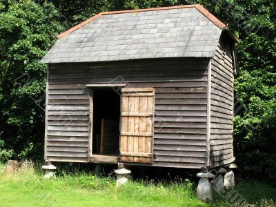 Grain store sopported by staddle stones