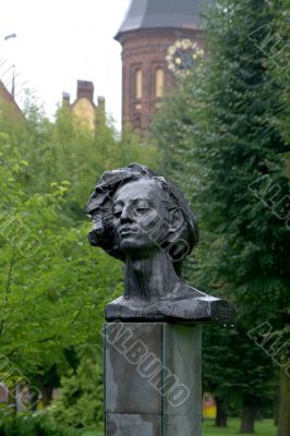 Statue of the girl