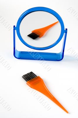 Figurative mirror and brush for colouring of hair Figurative mirror and brush for colouring of hair