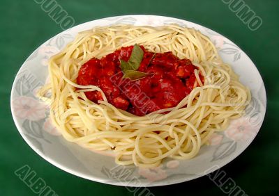 simple plate of spaghetti and tomato sauce