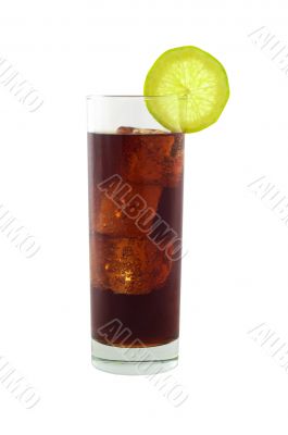 Cola with lime and icecubes