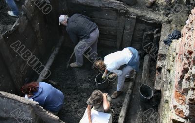 archeologists at work